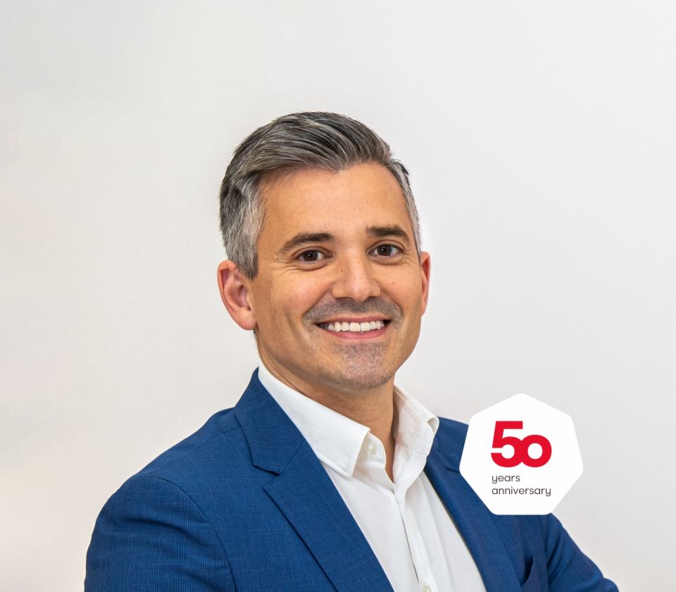 Portrait of Carlos Lorenzo, Managing Director, EOS Spain in front of a bright background 