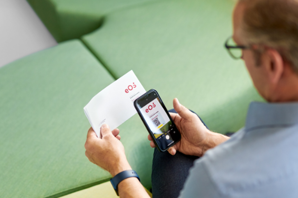 Fair debt collection: A defaulting consumer processes his payment easily and anonymously by smartphone.