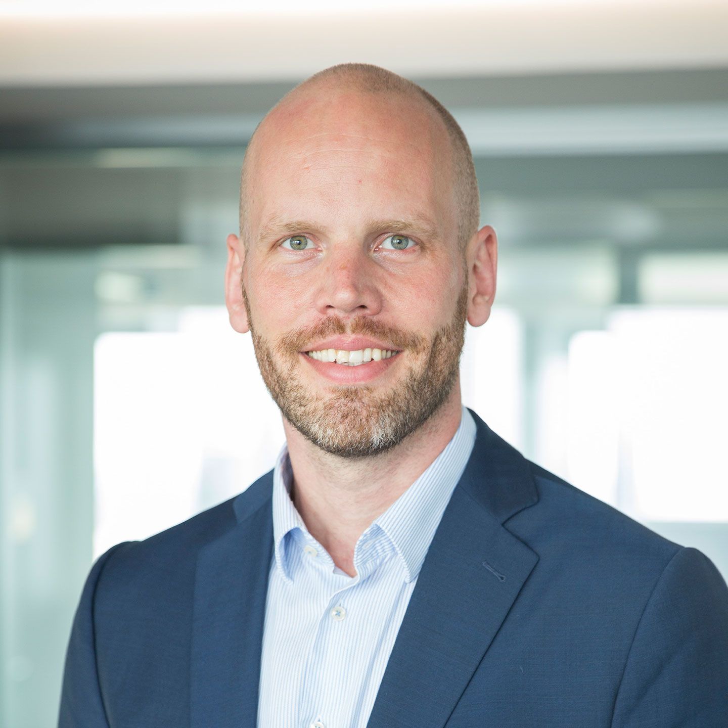Hogyan segíthetünk a kihívásaik megoldásában? – teszi fel a kérdést Karel Smerak, az EOS NPL igazgatója. Karel Smerak, NPL Director at EOS
