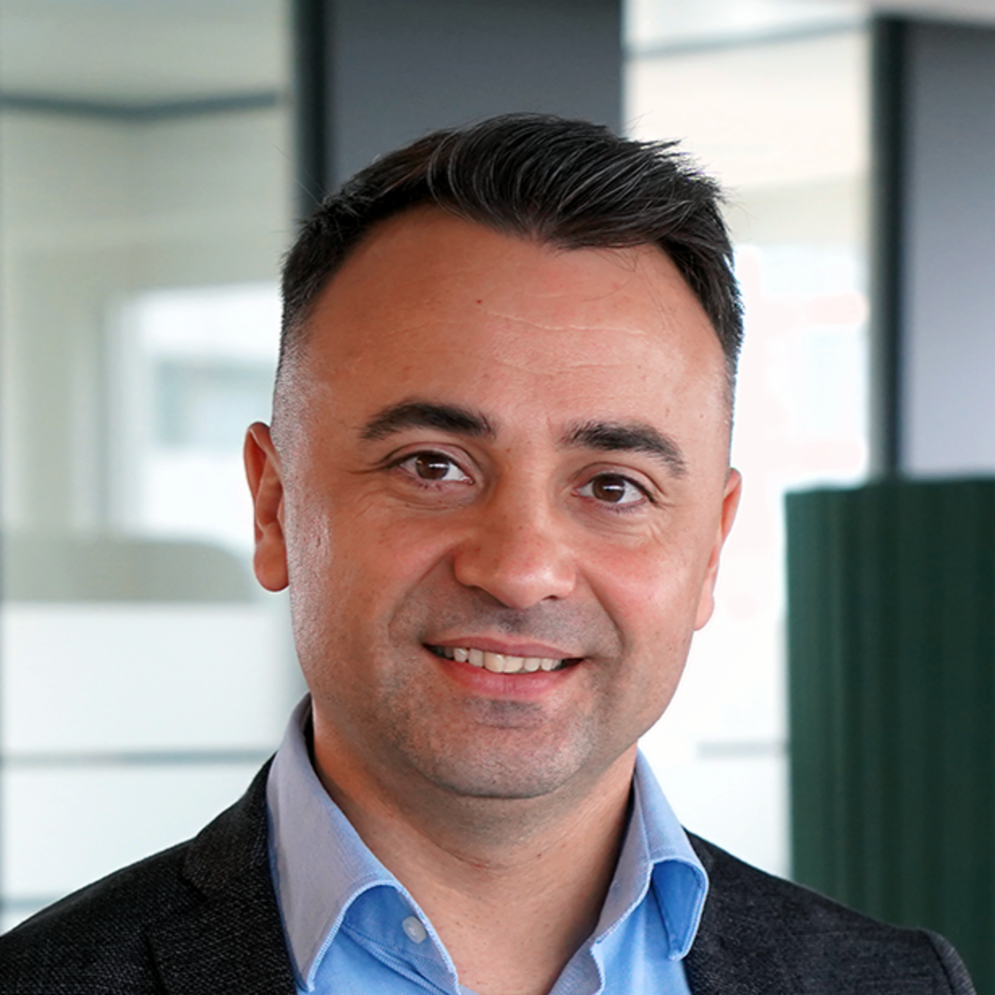 Portait of Paul Baltag, Digital Transformation Manager, EOS Romania The image shows a portrait of the conversation partner Paul Baltag, Digital Transformation Manager at EOS Romania.