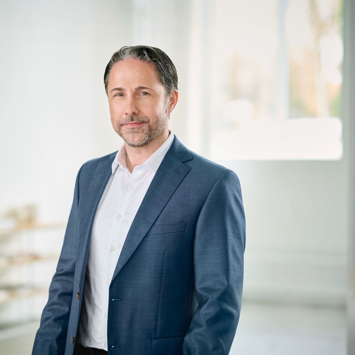 Portrait of Marwin Ramcke, Chairman of the EOS Group's Board of Directors in a bright room wearing a dark blazer 
