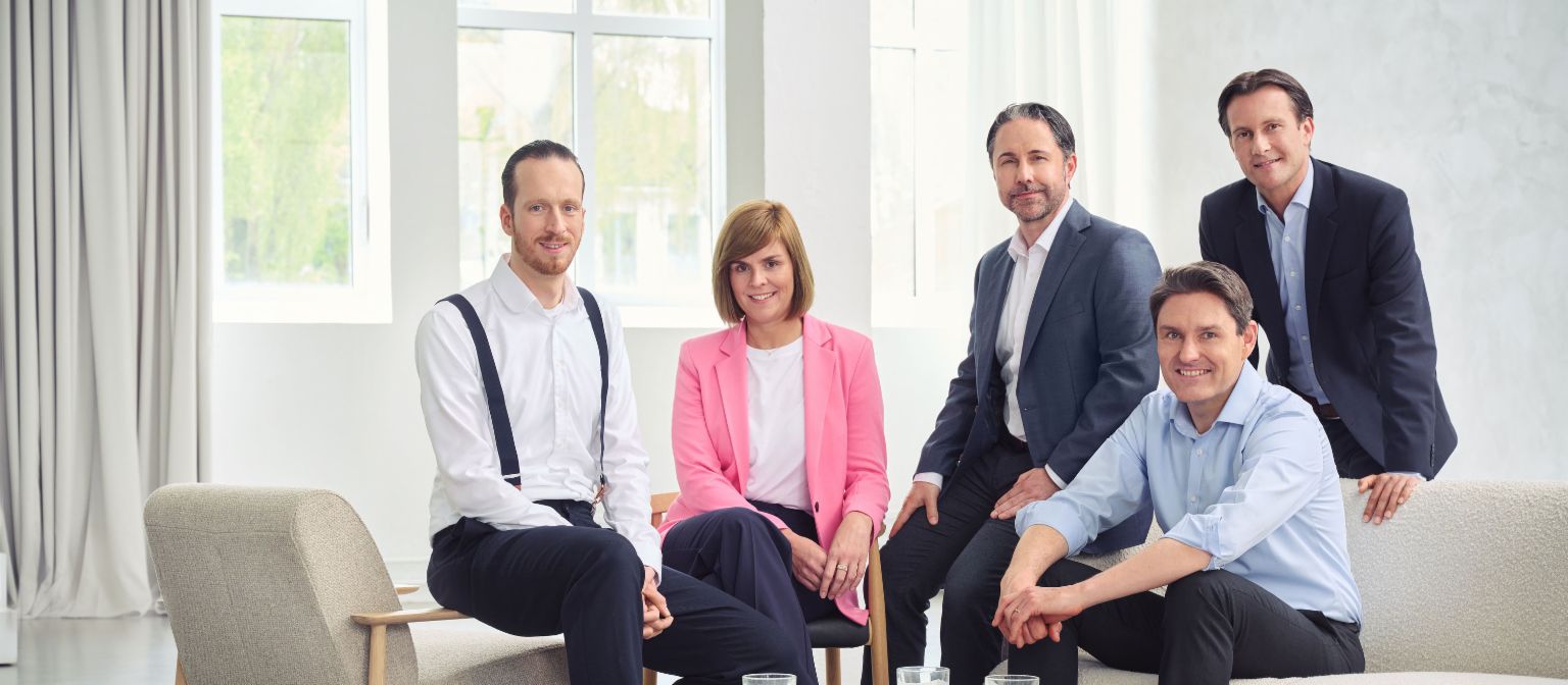 EOS Group Board of Directors (from left to right: Sebastian Pollmer, Dr. Eva Griewel, Marwin Ramcke, Dr. Stephan Ohlmeyer, Carsten Tidow), in in a bright room looking straight at the camera